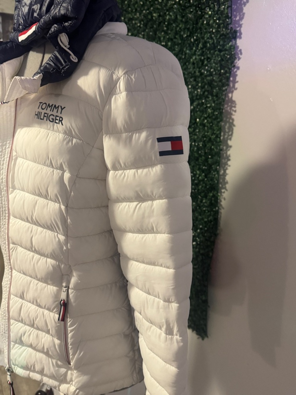 Tommy Hilfiger White Quilted Puffer Jacket with Navy Hood - Picture 4 of 10